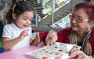 Hervé Tullet y la experiencia de leer imágenes en la primera infancia: juego y complicidad