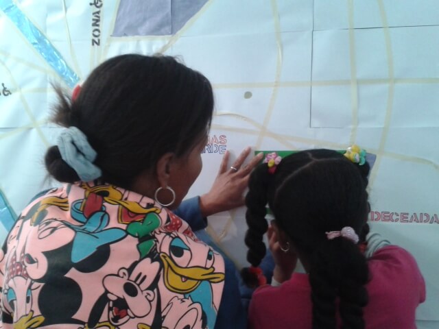 Imaginando una ciudad posible en familia. Construcción colectiva en el Museo de Bogotá. Laboratorio pedagógico, 2015.