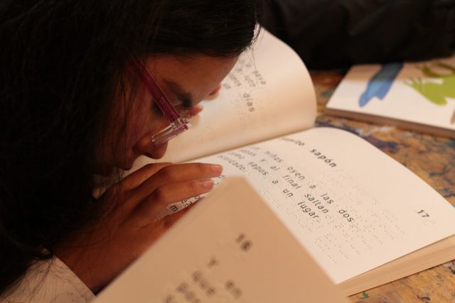 Un maestro que les muestra el mundo a los niños y niñas con discapacidad visual