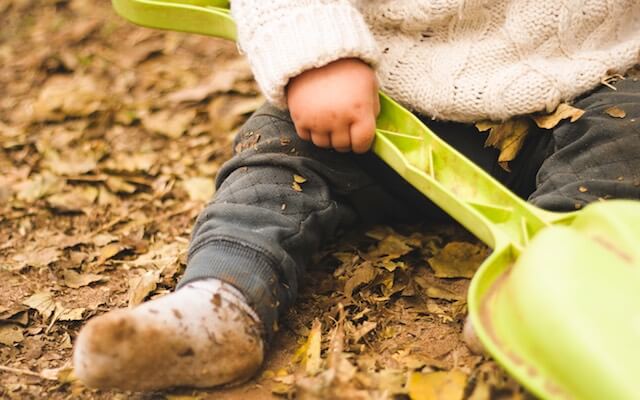 Juegos para que los niños se “ensucien” con la naturaleza