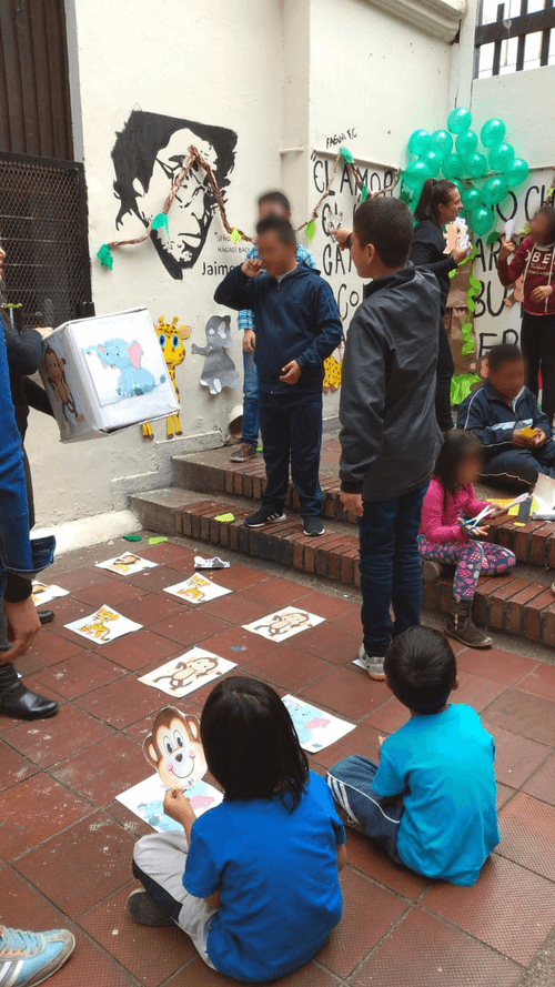 Niños y niñas jugando en la sala de la universidad pedagógica 