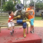 Johannes y Santiago, hijos de Patricia Morales, están juntos casi todo el tiempo. “En está foto estaban en Villavicencio aprendiendo sobre la cultura llanera. Par de cómplices”.