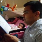 Dayán Crispín:
Un libro infaltable en la biblioteca de un niño es el El Principito, una historia llena de mensajes de amor, fidelidad, y sobre todo del valor no económico de las cosas. Leemos este libro a nuestra hija Victoria desde que estaba en el vientre. Tal vez pueda parecer complejo para su edad, pero estamos seguros de que lo disfruta mucho y haremos todo lo posible para que sea una filosofía de vida: “Lo esencial es invisible a los ojos, solo se ve bien con el corazón”. Ella disfruta mucho y se ríe cuando hacemos las voces de los personajes. Le mostramos las ilustraciones y su favorito es el amigo zorro.
Sin duda un libro para niños que disfrutamos mucho los adultos; aunque tal vez sea al contrario... #LeerConLosNiños