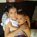 Paula Madera nos cuenta que “Luisa Fernanda ha querido desde hace rato un hermanito. Desde que estaba en la barriga su primito Isaías ella le hablaba y le cantaba, ahora cada vez que aprende algo nuevo en el colegio hace de maestra y lo sienta para que él aprenda. Le hace títeres y le lee sus cuentos favoritos. Lo ama como su hermanito”.