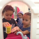 Alicia, Gabriel y Diego son los hijos de María Cristina Pérez. Crecen juntos con amor, ¡y cada noche hacen de la hora del baño más divertida entre tres!