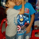 Nos cuenta Diana Carolina: “Mis hijos son inseparables, se aman y cuidan entre ellos y aunque en ocasiones discuten su amor y complicidad es mayor. Una vez el menor estuvo internado en la clínica por 8 días, el mayor andaba muy triste y le mandaba dibujos y juguetes a su hermano para que no se sintiera solo; pedían realizar video llamadas para verse y hablar. Cuando por fin le dieron de alta y se vieron, se abrazaron y empezaron a hablar acerca de todo lo que habían pasado cada uno en eso días separados”.