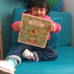 Jennifer Salcedo:
El libro favorito de Carmen por estos días es Ernestina la gallina, de Yolanda Reyes y editado por Océano. Es un libro álbum precioso que ella puede leer siguiendo las imágenes, y que podemos compartir cantando en familia.