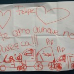 Dice Ligia González: “Mi hija mayor salía a una excursión de tres días con su colegio, pero justo en ese tiempo nuestra Nana cumplía años; se me ocurrió que sería lindo que Alicia le dejara una nota de felicitación, por lo que le sugerí hacerle un dibujo. A la mañana siguiente ¡oh sorpresa! todos en casa recibimos una cartita de amor que dejó muy escondida en el espacio de cada cual. Esta fue para su hermano”.