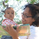 Alma Gisella Fernandez Escorcia:
Los besitos, de Anne Gutman, es maravilloso para #LeerConLosNiños desde los primeros meses y un año, con él mi hijo hace como el lobo “Auuuu”, y como la ardillita (chasqueando la lengua con el paladar), reconoce al "nene" y al "papi" diciendo las palabras y señalando las imágenes. ¡Además es buenísimo para dar besitos y cariñosear!
