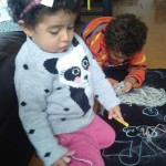 Los hijos de Victoria Rivera pasan todo el tiempo que pueden juntos; “todo lo que hace el mayor lo hace la chiquis. Cuando se suben a brincar a los muebles lo dejan a uno con el corazón en la mano”.