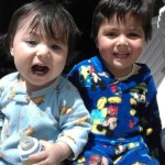 Los hijos de Sandra Angarita tienen edades cercanas, ¡imaginen lo que fue cuando el menor empezó a caminar! Una tierna anécdota nos relató su mamá sobre la decisión de Emmanuel de agarrar de la mano a Santiago, quien empezaba a caminar, e iban los dos dando tumbes por la casa, cayéndose de lado. “Ahora ambos se corretean por la casa gritando y riendo si alguno cae”.