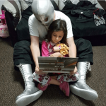 @80Papeles:
El cuento que recomendamos para #LeerConLosNiños es Mi abuelo el luchador. Usar una máscara de lucha durante la lectura lo hace mas divertido.