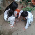 Los hijos de Jacqueline Buelvas hacen todo juntos. La jardinería les encanta y “hasta en la noche uno se pasa para la cama del otro y se acurrucan juntos. A la hermana le encanta leerle al niño antes de dormir”.