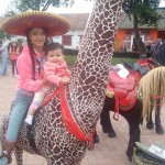 Vicky, la hija menor de Angie Guataqui, llegó después de la muerte de la abuelita “como un ángel caído del cielo”. Para ella y para su hija mayor es un regalo ver en la bebé la sonrisa de su abuela y saber que ella habita en el corazón de Vicky. Esta vuelta en jirafa fue en Bojacá.