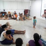 Heidy Helena Mejía:
Mi hija Isabella tiene 2 años y medio. Ella escucha de mamá y papá, desde el vientre muchos cuentos. Mamita es animadora de lectura y leeee y leeee que da miedo y ella feliz, se 'encarreta' con los cuentos. Rin rin renacuajo, lo convirtió en Pepe 'el sapo que salta y salta' y a capercucita roja, la dejó 'loca'.
En primera fila siempre está ella, escuchando a mamá, riendo sin parar. Le gusta Ahora, no Bernardo y hace 'grrrr' como el monstruo.
Corre, corre como en El día de campo de Don Chancho, buscando que el amor le abra los brazos, "¡Ven a los míos, mi amor!", - le digo yo - "¡Ven a los míos!".
Son muchos los libros que me ayuda a entregar: "Venga niño, 'tientate' aquí, lee, lee", les dice, tocándoles su cabeza los invita a viajar.