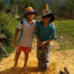 Juanda y Juanse son mellizos. Toda su vida han estado juntos, se aman y se protegen, son un par de traviesos y su mamá Andre D’ Brolin les llama “mi terremoto y mi tornado”.