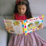 Paula Madera:
Mi hija Luisa Fernanda Madera se divierte leyendo. Desde pequeña mi esposa y yo le hemos leído cuentos, y la inscribimos en el curso de leer en familia de Comfamiliar Atlántico. Creemos que gracias a esos esfuerzos hoy día ella escoge los libros que le gustan y se sienta a leer.
Con esta foto recomendamos Fábulas Infantiles de Rafael Pombo, pues es el que más le gusta. Este libro le ha ayudado en su proceso de leer en voz alta con entonación en el colegio, y de las fábulas se sabe de memoria Rin Rin Renacuajo, que le gusta declamarlo con gestos y emoción.
