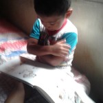 Alisson CL :
A mi primito Jesu le gustan muchos los libros de Ernesto y Celestina. De hecho, él mismo pide los libros y dice que va a contarnos un cuento y nosotros tenemos que escuchar atentos. El que más le gusta es Ernesto y Celestina van de picnic. Mientras lee está pendiente de que escuchemos y responde a las preguntas que hacemos. Con palabras y gestos nos indica qué pasa en el cuento. En la foto, por ejemplo, nos estaba explicando que Celestina estaba brava porque no podía salir por la lluvia. Es un cuento muy bonito porque al final Ernesto y Celestina logran sortear la situación y tienen un gran día.