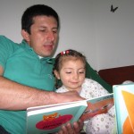 Darío Mejía Meza:
Con mi hija desde bebé he compartido palabras en forma de juego, canción, libro, chistes, etc. La lectura ha sido uno de los lenguajes en los que ella y yo compartimos tiempo en familia; al punto en que me pide que le lea siempre antes de dormir, y yo aunque termino muy cansado de mis arduas jornadas laborales cedo ante el brillo de sus ojos, y se duerme aferrada a mis brazos esperando a que llegue el siguiente día para continuar la historia.
Y aunque cada semana ella tiene un libro favorito, la mayoría prestados de la biblioteca, les recomendamos Mi gato, un libro de piezas removibles que consulta por su gusto en torno a los felinos.