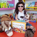 Eddy Johanna Bonilla:
Ella es María José, tiene 7 años, le encantan los libros y sobre todos los que involucran la música. Esta foto fue tomada cuando en nuestra pastelería hicimos la hora del cuento con Con... cierto Animal de María de Sol Peralta, quien por cierto es nuestra escritora favorita.
Con... Cierto Animal es la historia de María Pimientas y sus mascotas que hacían mucho desorden y María Pimientas se la pasaba todo el día recogiendo el reguero que hacían; sus mascotas son personajes muy particulares: tiene un piojo chef, una vaca que solo habla con palabras que empiezan por "P", una mona que quiere ser reina y el caballo Rocinante, al que todo se le olvida. Pero un día pasa algo inesperado y empiezan a desaparecer las cosas de cada mascota, al final descubren quien es el ladrón que resulta no ser un ladrón sino un chigüiro que fue recogiendo el desorden de cada uno.
Es una historia cargada de humor y mucha música, ya que el libro trae un CD con audio del cuento y aparecen las canciones de cada uno de los personajes, lo que lo hace mas divertido. Cuando hicimos la hora del cuento en la pastelería el personaje que mas les gusto fue el piojo chef, es una historia para leer, cantar y gozar en familia.