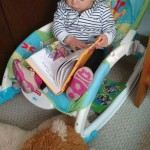 Andrea Castaño:
Recomendamos #LeerConLosNiños un libro didáctico que se llama Las pequeñas tortuguitas. Mi hija lo tiene desde muy pequeña y siempre despierta su curiosidad ya que en medio tiene la cabeza de la tortuga que se puede manipular con los dedos mientras se cuenta la historia, que a veces es la del libro o a veces una nueva que se imagina. Además no es tan grande ni pesado y se puede llevar fácilmente.