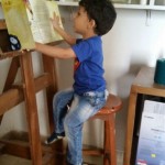 Berlina Varela:
A mi hijo le encanta El pastel está tan arriba, de Susanne Straßer; lo pide a menudo y disfruta mucho los sonidos y repeticiones. Este libro permite enseñar varias cosas como arriba y abajo, sonidos como plop, flap, y nombres de animales.
La historia es sobre varios animales que quieren alcanzar un pastel pero está tannnnnn arriba, que uno a uno mas subiendo arriba del otro, lo que nos permite hablar de cooperación y trabajo en equipo. Una característica especial del tomo es que lo hicieron largo y esto permite mejor la visualización del arriba y abajo. Al final el niño dueño del pastel lo comparte con todos.