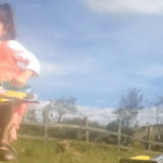 Alexandra Ordóñez:
El libro que nosotras recomendamos es Cómo esconder un león, de Helen Stephens. Trata de un León que sale a la ciudad a comprar un sombrero y como las personas del pueblo se asustan, el león escapa hasta llegar a la casa de Iris quien lo protege de quienes lo quieren capturar. Finalmente el León obtiene su sombrero y demuestra que es noble y bueno.
Nos encanta la historia porque demuestra que los seres, las personas y las situaciones no se pueden definir por etiquetas o estereotipos; es necesario acercarse y conocer de cerca cada cosa. Siempre que lo leemos nos sentimos identificadas con el personaje de Iris, tanto a ella como a nosotras nos gusta cuidar de los demás, jugar, colorear, leer libros, saltar en la cama ¡y tampoco le tememos a lo que otros le temen!
El libro lo leemos antes de dormir, antes de la siesta o durante el día. Nos gustan los dibujos a doble página llenos de detalles y todas las expresiones de cachorro dormilón que tiene León.