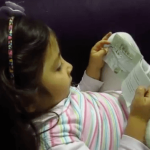 Paola Pacanchique:
Uno de los libros favoritos de mi peque es Niña Bonita, de Ana María Machado. Lo descubrió cuando tenía 3 años y medio y aunque no sabía leer fue muy tierno ver cómo ella con sus propias palabras contaba la historia que ya había escuchado de nuestras voces.
Es muy bonito poder compartir este recuerdo con ustedes.