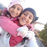 Paula y Danna, las hijas de Kelly Gallo, son inseparables y tienen 4 años de diferencia. “Cada vez que alguna de las dos se debe quedar en su colegio en actividades extracurriculares una le dice a la otra: "te extrañe como si te hubieras ido hasta la luna", y tan sólo se separan 2 horas”.