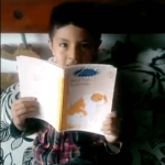 Lizeth Paola:
El libro que recomendamos se titula Boni y Tigre, escrito por Kathrin Sander. Su poca extensión y sus actividades al finalizar el relato son llamativas para los niños. Es como si se pudiera materializar y vivenciar un poco la aventura del texto que se acaba de leer, permitiendo que se interioricen muchas cosas. Por otro lado, ésta es una bonita historia ya que habla de los miedos e inseguridades; del valor de la amistad; de las apariencias y el valor de cada uno, esto contado con un perro y un ratón como personajes principales.
Matías tiene 5 años y aunque aún no sabe leer disfruta mucho la lectura, escuchando narrar cuentos e historias. Le parecen muy divertidos los espacios de lectura en voz alta y con cada libro se sumerge siempre en un nuevo universo. Antes de dormir siempre leemos.
Los comportamientos que me indican que a Matías le ha gustado un libro es que se queda atónito e inmóvil escuchando la historia, con la mirada fija en el libro siguiendo cada palabra e ilustración, además, de cuándo en cuándo suelta una gran carcajada debido a las voces que el lector esté usando y todo el dramatismo que le imprima a la lectura, instantes en los cuales pide que se relea muchas veces la misma frase para poder reír una y otra vez. Por último, puede que recuerde situaciones de la historia que esté leyendo y hable sobre ellas a lo largo del día.