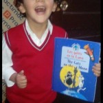 Marcela Cárdenas:
El libro Los gatos en la luna nos encanta en casa. A mí me gusta porque me une con mis hijos y a ellos les encanta el escenario, que canten y bailen y que bajen del espacio en paracaídas. Cuando se los narro, hago caras muy locas para hacerlos reír y ellos dejan volar su imaginación pensando que están en la Luna. Además nos enseña a compartir los deberes y cumplirlos.