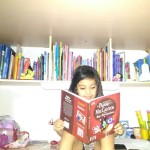 Nuestra familia recomienda El pájaro de los mil cantos; escrito e ilustrado por Lizardo Carvajal y publicado por la editorial colombiana LuaBooks. Es un libro divertido con muchas onomatopeyas que permiten a los niños interactuar durante la narración. Isabel, nuestra hija se aprendió todos los sonidos de los pájaros super rápido y se divierte muchísimo haciendolos. La historia es maravillosa, mezcla realidad y fantasía no solo en el texto sino en las ilustraciones y el final es profundo; en casa adoramos esta historia. Además el libro es una edición bilingüe (español-inglés) y cuenta con una aplicación para leer con los niños utilizando la tecnología, lo que ofrece la oportunidad de mostrarles otras utilidades de los celulares o tablets, particularmente con nuestra pequeña no la usamos frecuentemente porque creemos que es importante que aprenda a disfrutar de la historia con y sin la aplicación.
¡Muchas gracias por el trabajo que desde su proyecto están desarrollando!