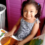 Nuestro recomendado es el libro La pequeña oruga glotona, de Eric Carle. Es un libro ilustrado para niños de 3 a 6 años. Mi hija lo vio en una biblioteca pública de la ciudad y le llamó muchísimo la atención, quizás por lo colorido de su portada. Lo leímos muchas veces porque ella así lo pedía. A través de este libro los niños pueden aprender nuevo vocabulario (nombres de frutas y alimentos), los días de la semana y los números. Además les permite comprender de forma sencilla los cambios que se presentan en la naturaleza, en este caso, cómo una pequeña oruga se convierte en una hermosa mariposa. A Isabella le encanta tomar el libro, observar las ilustraciones y leerlo a su manera, lo cual favorece su comprensión y expresión. Para los padres y docentes es una herramienta muy útil pues a partir de su lectura se pueden realizar actividades como manualidades, aprendizaje de nuevos conceptos, conteo, reconocimiento de colores, etc