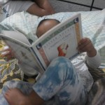 Leidy Gonzalez Rodriguez:
El libro que tiene mi hija es Chigüiro y el lápiz, le gusta porque no tiene texto, solo imagen, así que da la posibilidad de inventar más historias a medida que se van pasando las hojas. Cada vez que lo compartimos lo disfruta mucho, así que es perfecto para incentivar la lectura desde que está pequeña. A mí me gusta también que le muestra a los niños un animal que no es muy conocido.