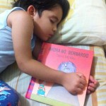 Aleja Torres Ríos:
Me encuentro con la hermosa petición de la actividad #LeerConLosNiños justo después de haber leído, como de costumbre antes de dormir, Ahora no, Bernardo. Este es un libro apropiado para formar a mi niño de 4 años en cuanto al derecho que tiene como hijo y como infante de recibir no solo atención primaria como alimento y un techo; también de atención, escucha, de tiempo en familia, de amor. Este tipo de historias le ayudan a reconocerse como sujeto social de derecho y por tanto a que tenga el criterio para exigirnos a nosotros como familia el compromiso que tenemos con él.
Gracias por estos espacios para interactuar y compartir.