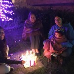 Como muchas familias colombianas, la de Laura Escobar celebra las velitas y a los niños les encanta.