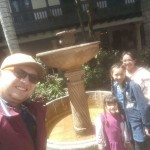 La familia de Carolina Salgado visitando el Museo del florero en Bogotá.