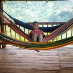 Nos dijo Lu Amaya: Susana ama las hamacas. Qué más colombiano que eso y nuestro paisaje de la cordillera. ¡Eje cafetero presente!