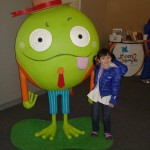 Marianita con el hijo de rana, Rinrín Renacuajo, figura representativa de infancia y colombianidad